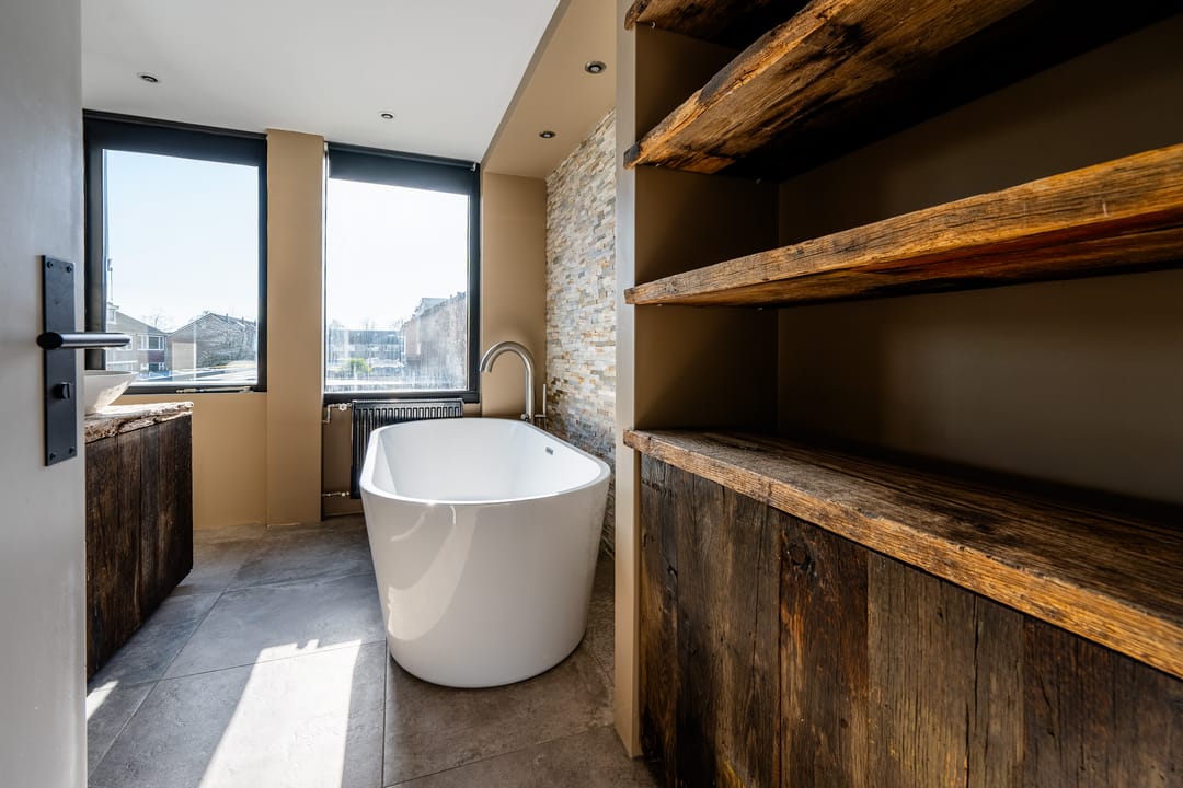 Modern corner house with luxury finish and multifunctional workspace — 24