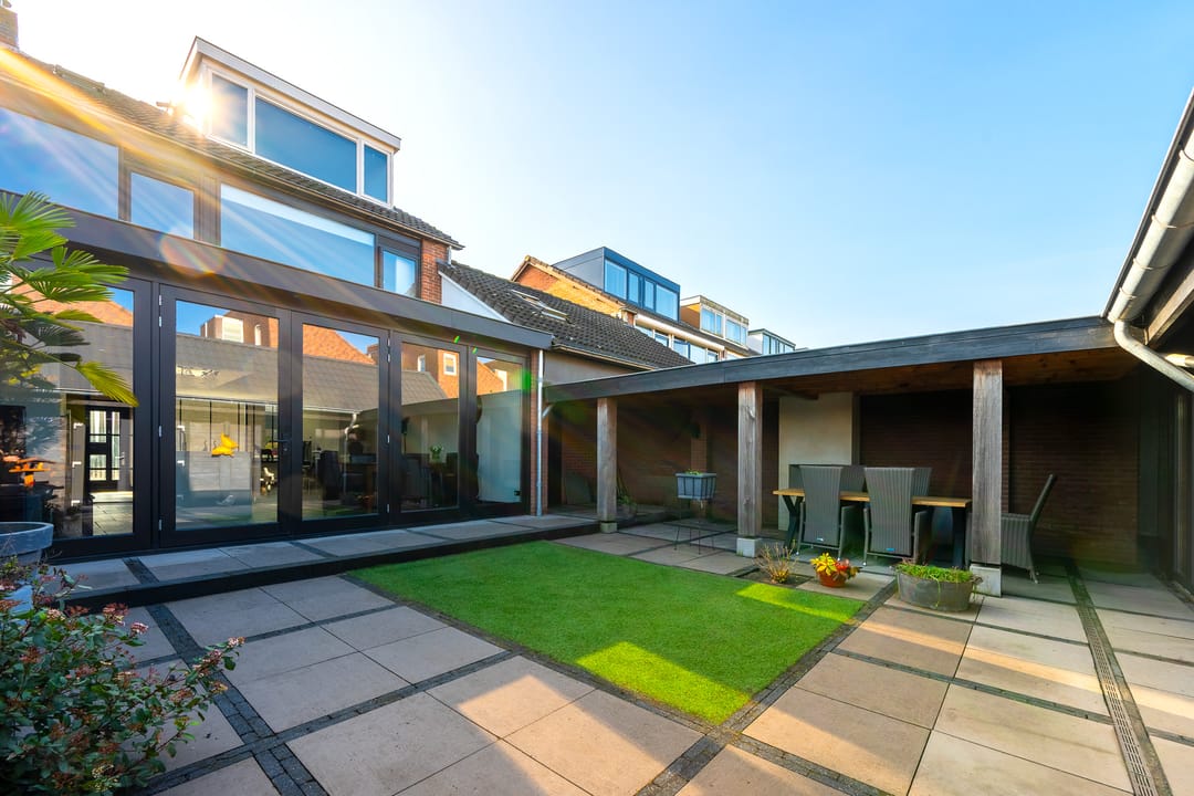 Modern corner house with luxury finish and multifunctional workspace — 36