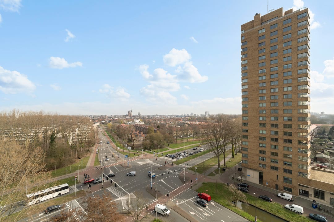 Light and well-laid out apartment on the 9th floor with a magnificent view over Delft — 19