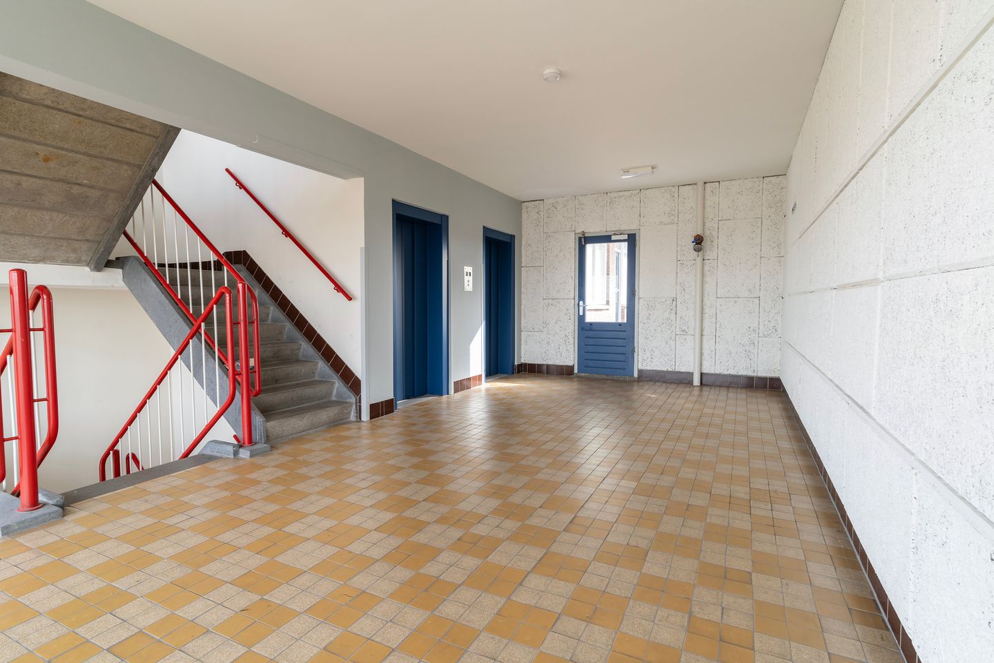 Light and well-laid out apartment on the 9th floor with a magnificent view over Delft — 21