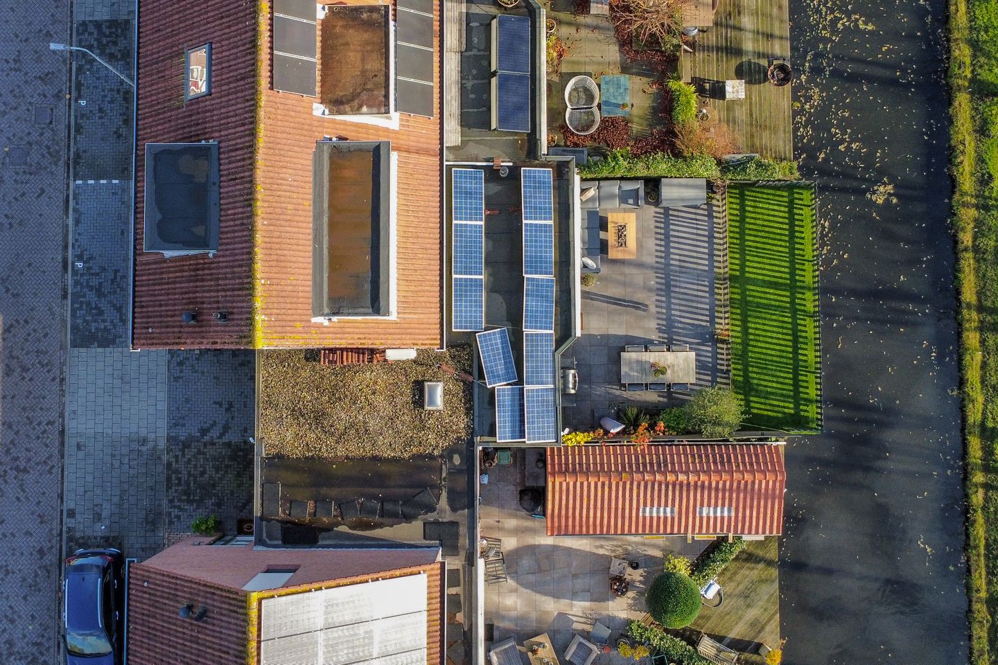 Luxury Two-Under-One-Roof House with Garage and South Garden — 55