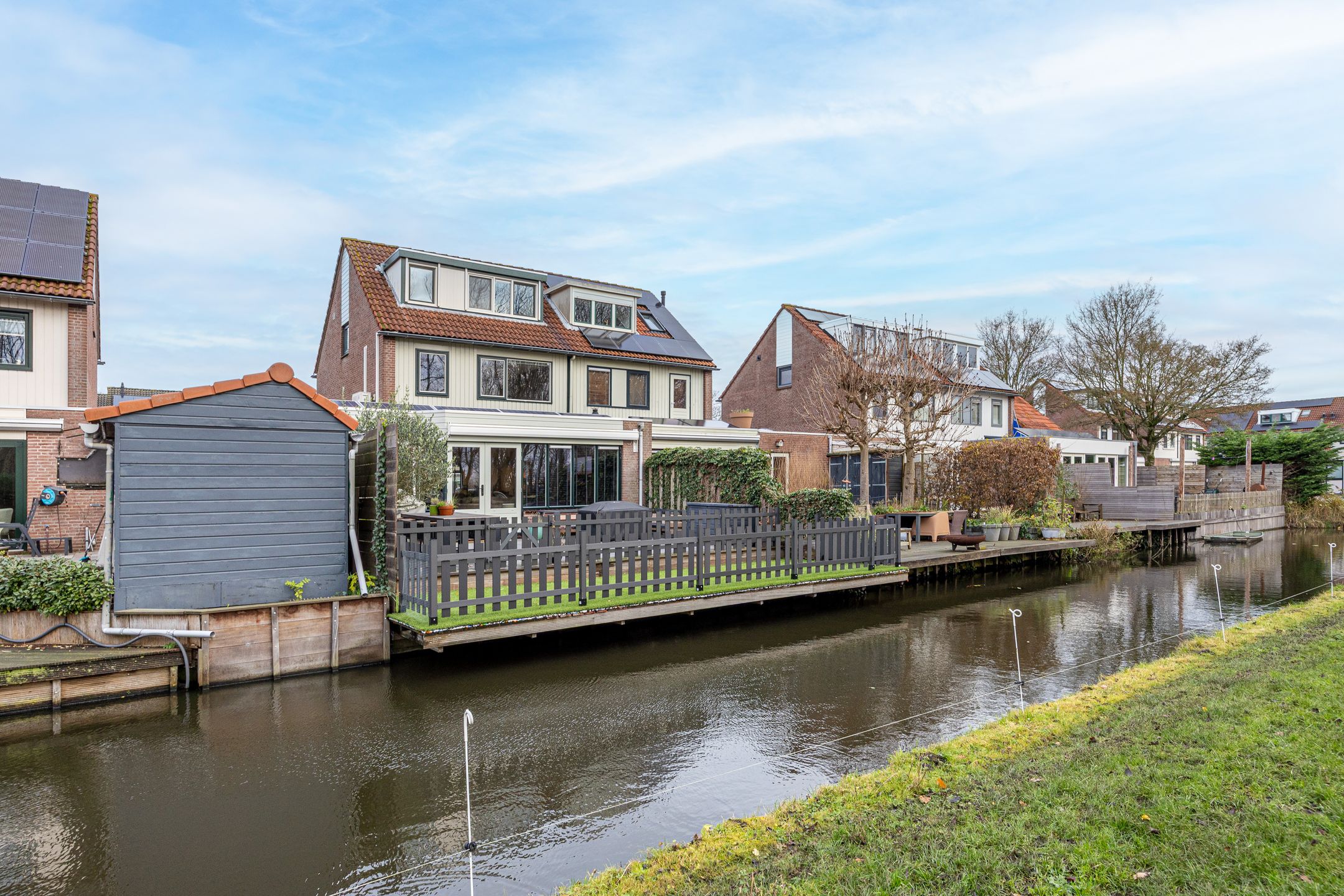 Luxury Two-Under-One-Roof House with Garage and South Garden — 56