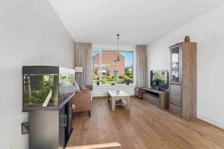 Photo 2 of Willem-Alexanderstraat 11