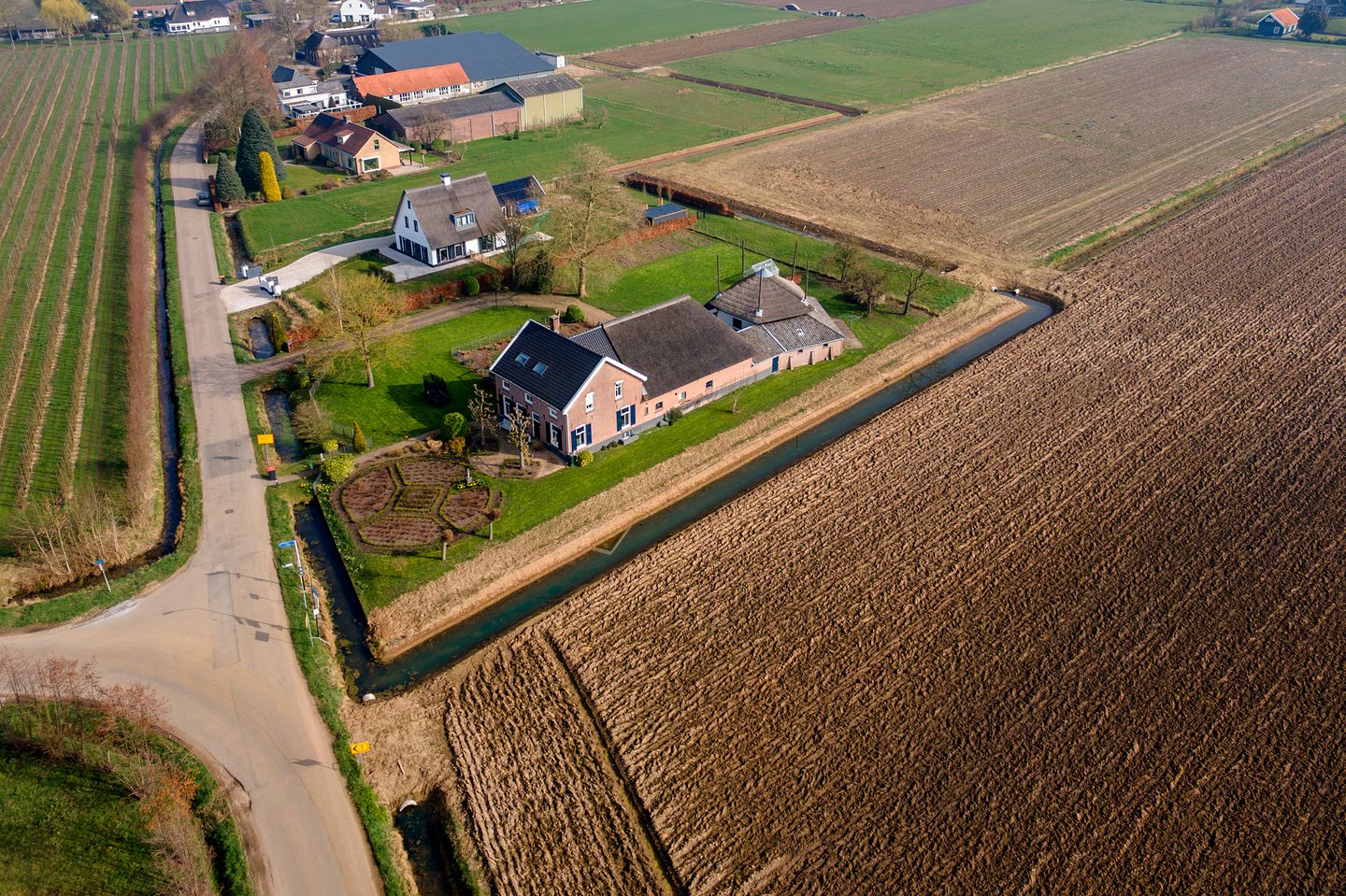 Statige T-boerderij op een royaal perceel van bijna 3.000 m² — 75