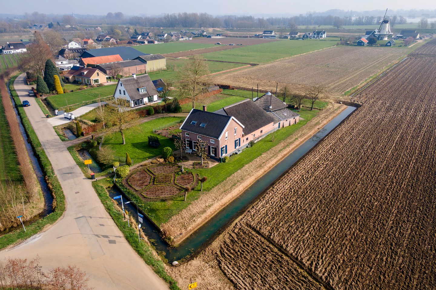 Statige T-boerderij op een royaal perceel van bijna 3.000 m² — 76