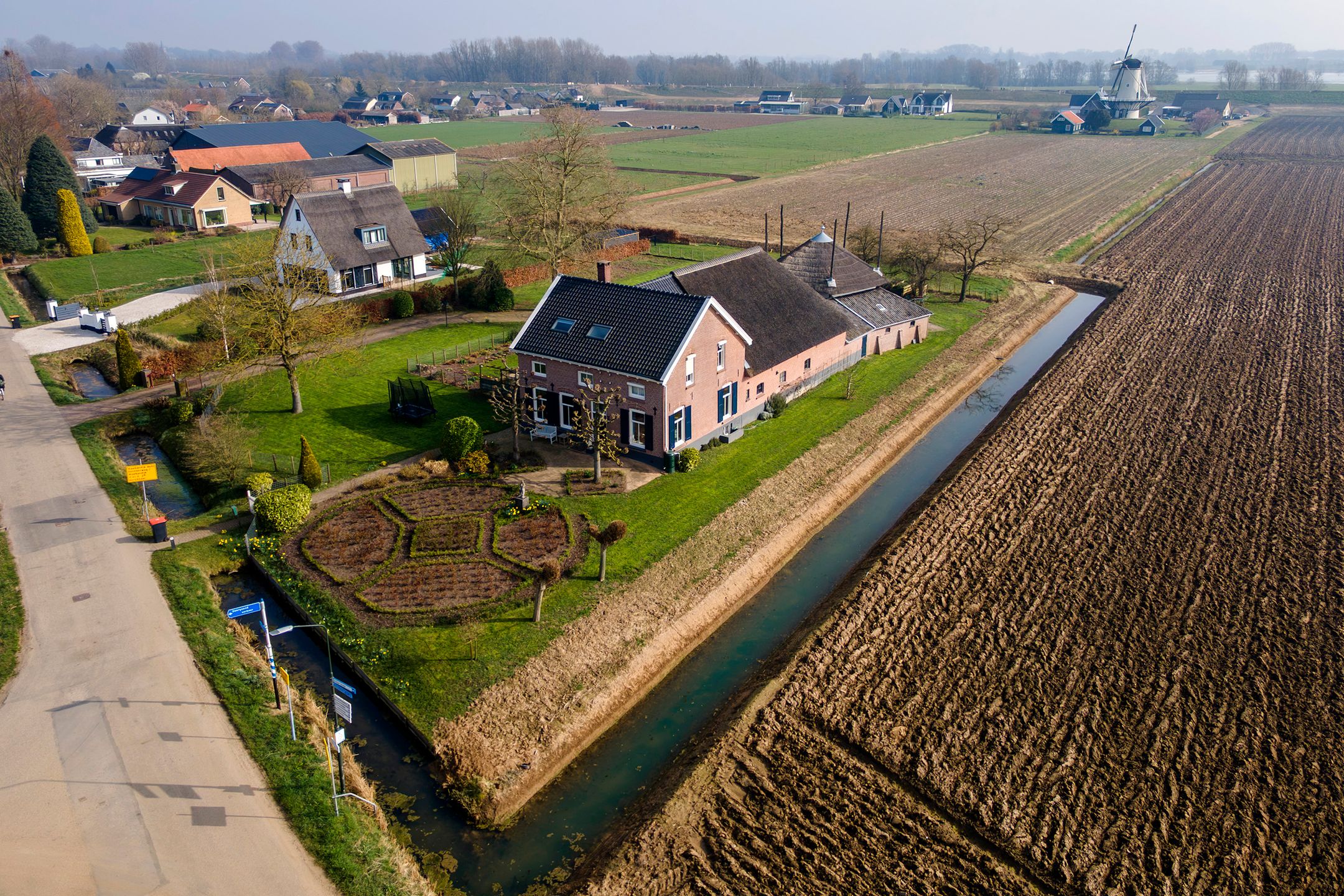Statige T-boerderij op een royaal perceel van bijna 3.000 m² — 77
