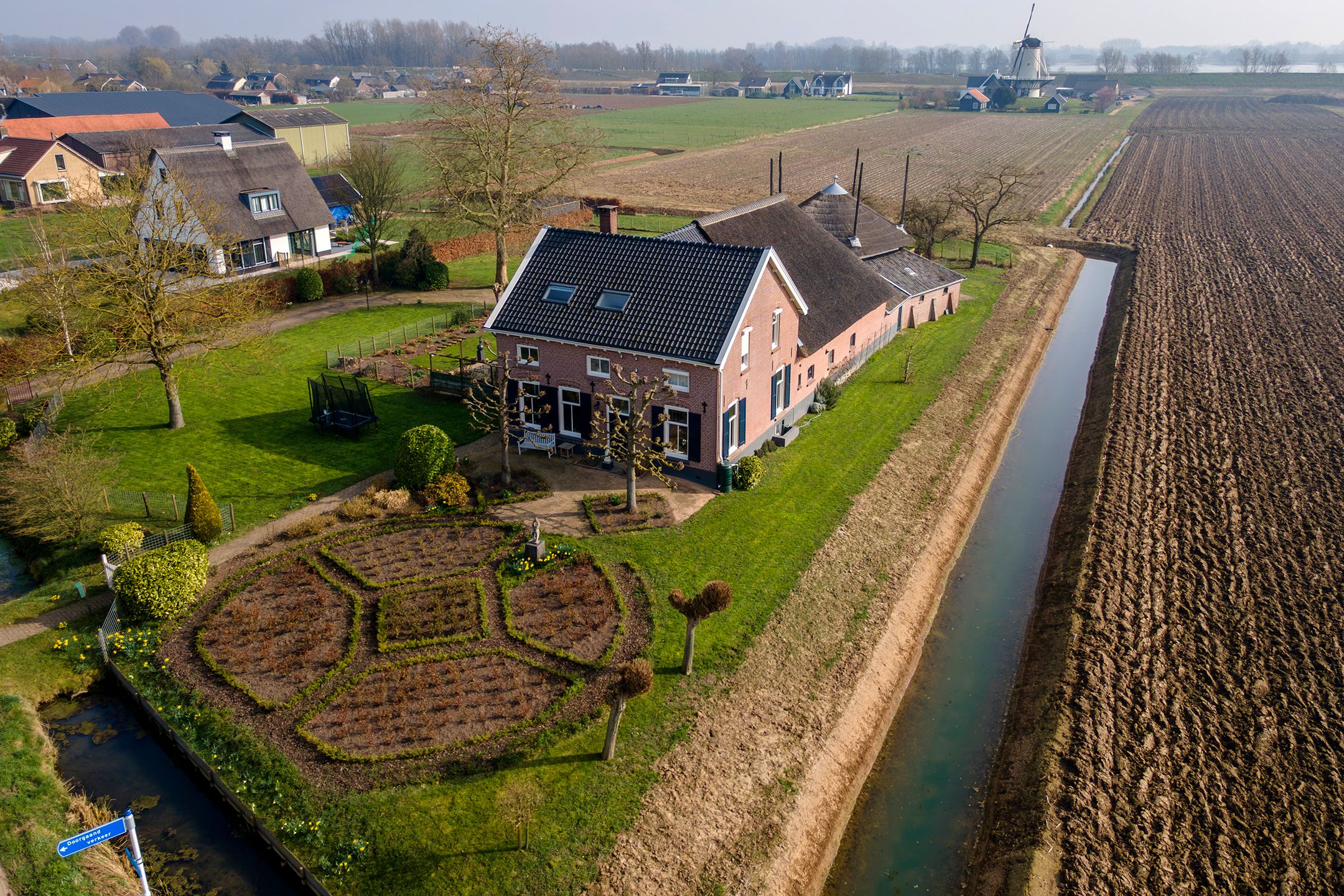 Statige T-boerderij op een royaal perceel van bijna 3.000 m² — 80