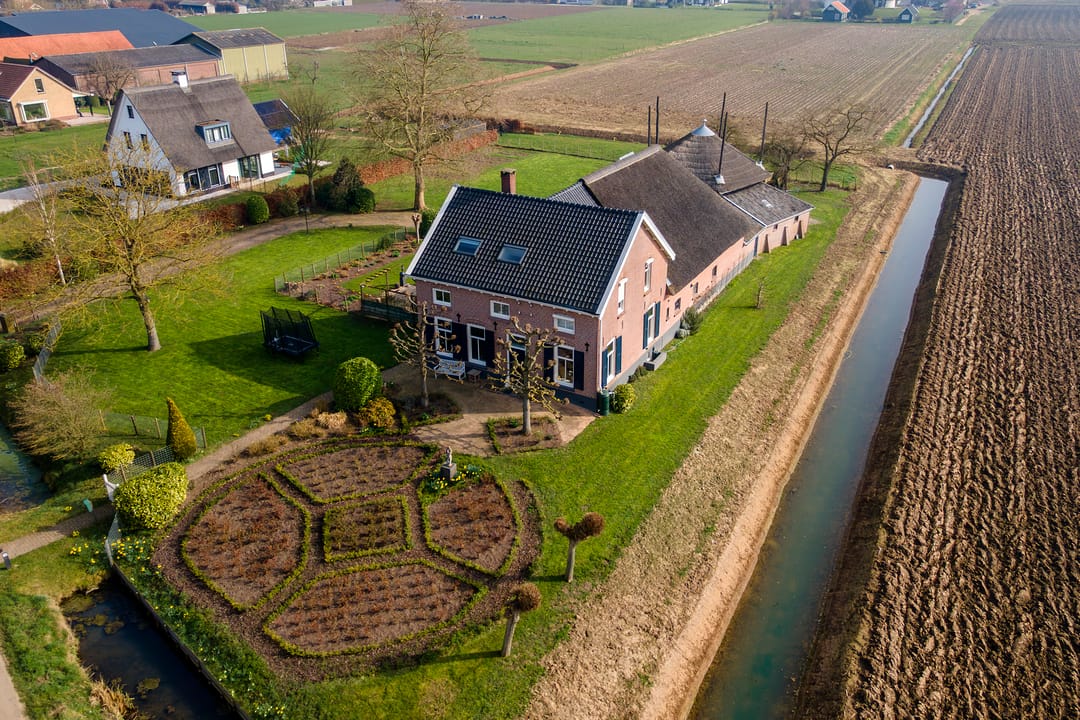 Statige T-boerderij op een royaal perceel van bijna 3.000 m² — 82