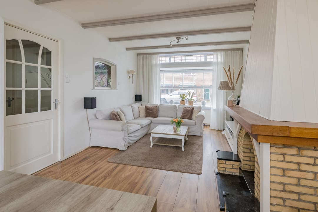 Spacious Family Home with Sunny Garden in IJmuiden — 13