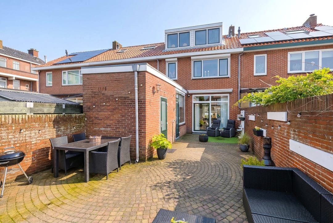 Spacious Family Home with Sunny Garden in IJmuiden — 22
