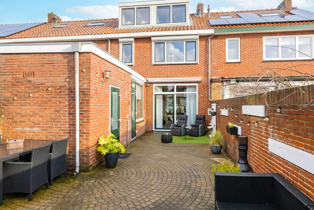 Spacious Family Home with Sunny Garden in IJmuiden — 23