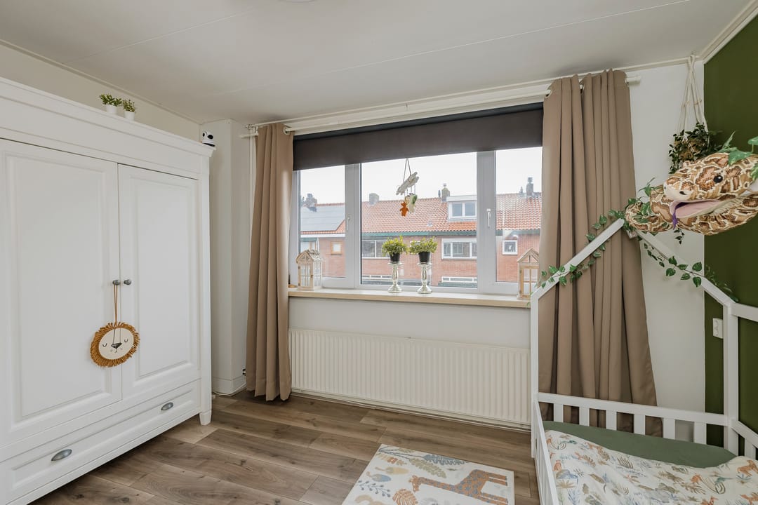 Spacious Family Home with Sunny Garden in IJmuiden — 38