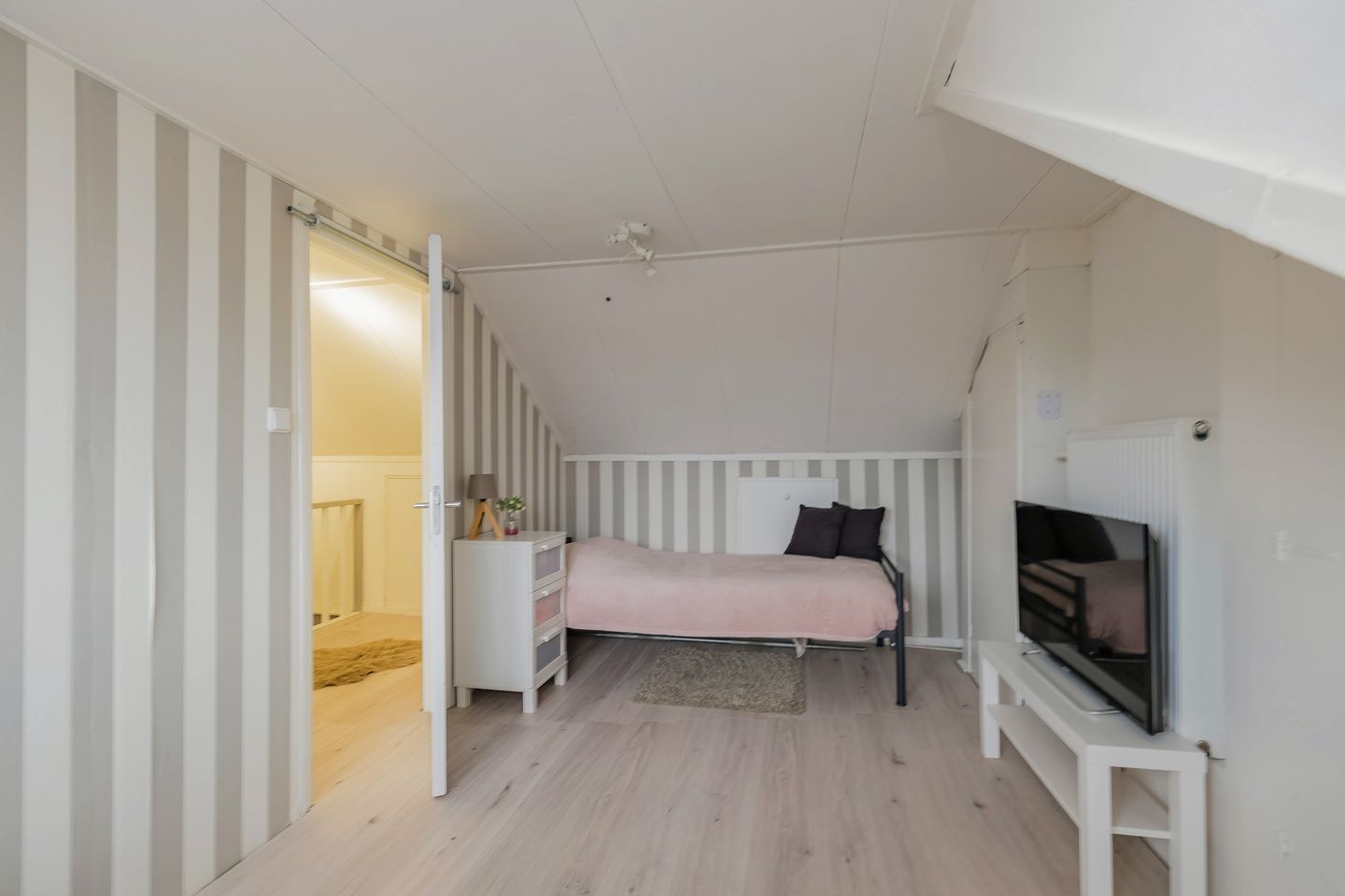 Spacious Family Home with Sunny Garden in IJmuiden — 44