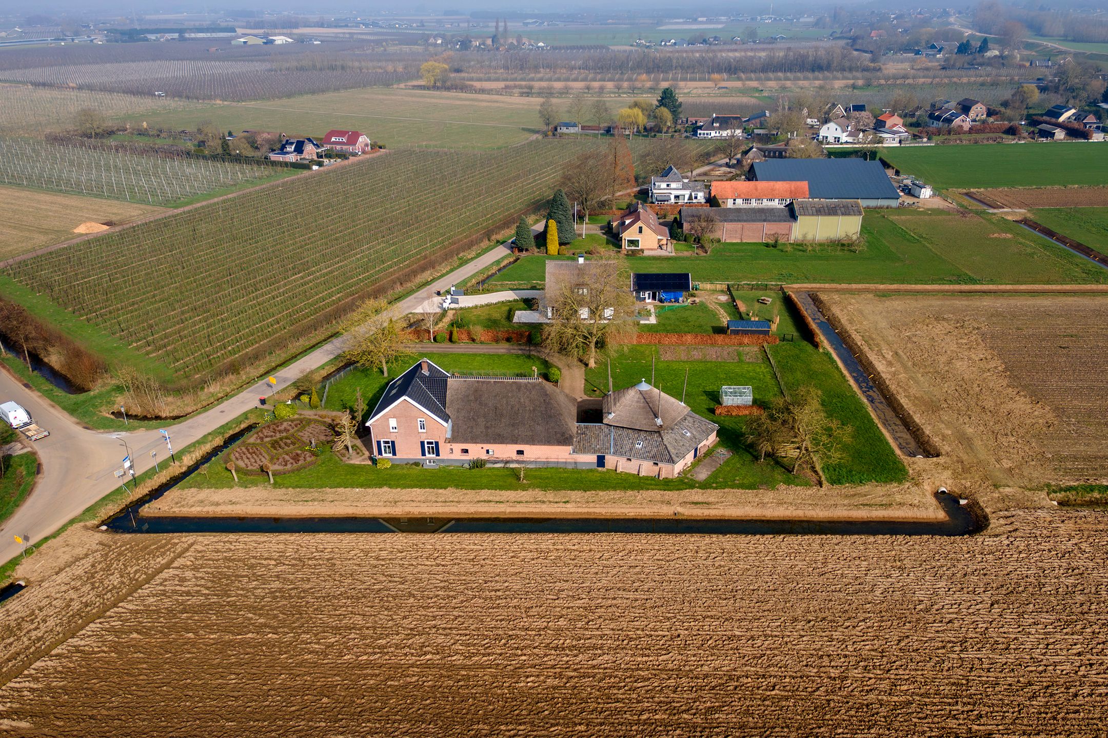 Statige T-boerderij op een royaal perceel van bijna 3.000 m² — 74