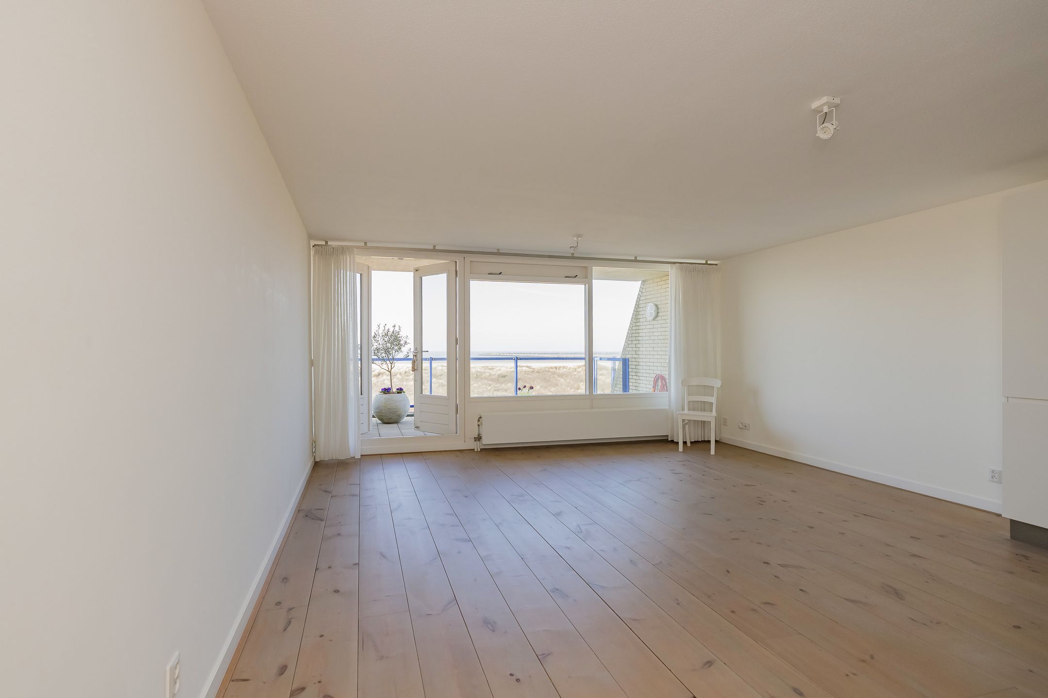 Very atmospheric 2-room apartment with magnificent view of beach, sea and pier — 14