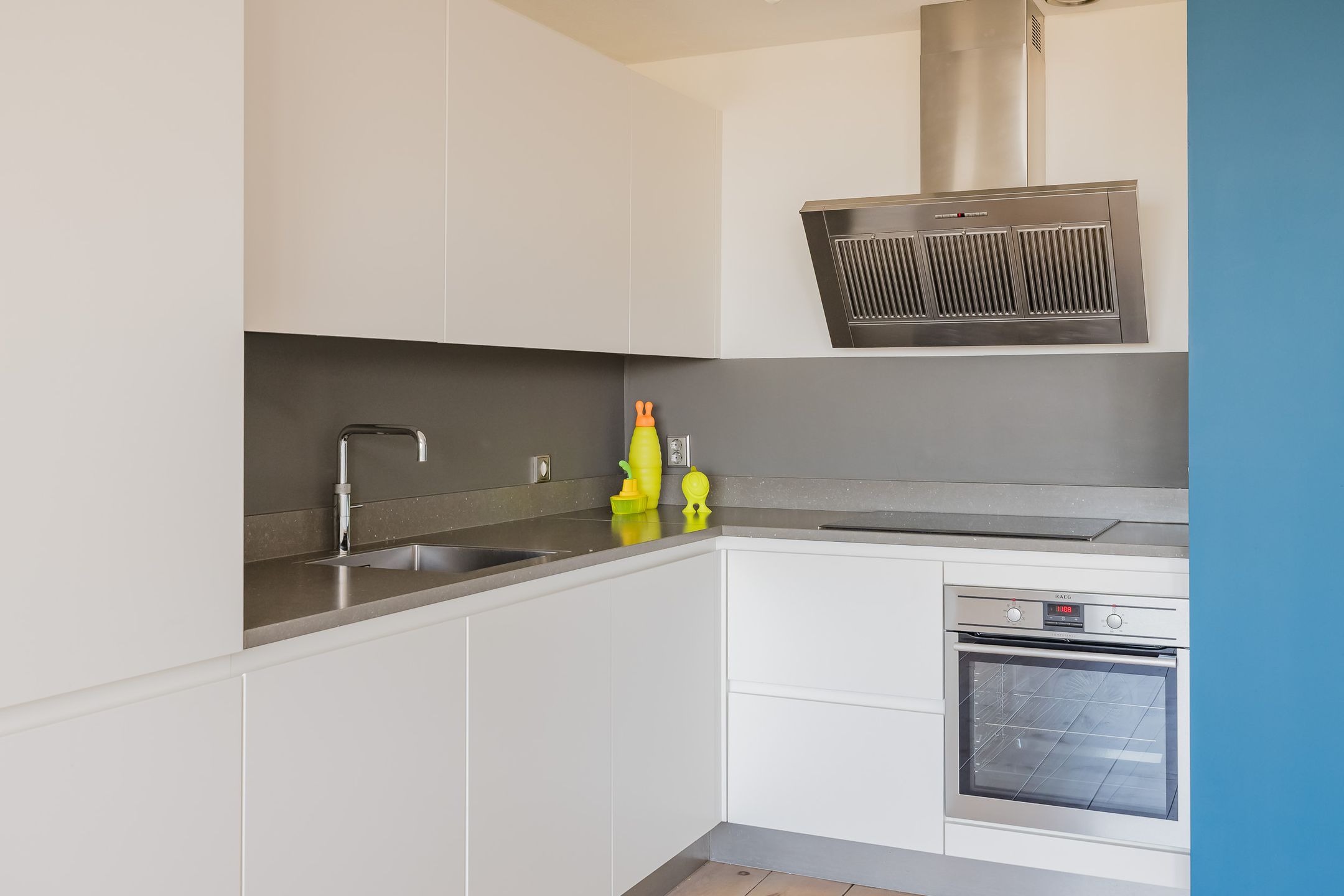 Very atmospheric 2-room apartment with magnificent view of beach, sea and pier — 17