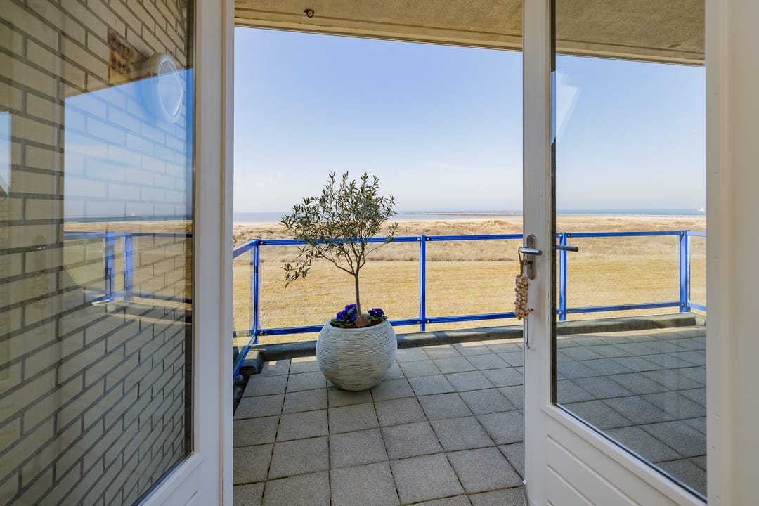 Very atmospheric 2-room apartment with magnificent view of beach, sea and pier — 22