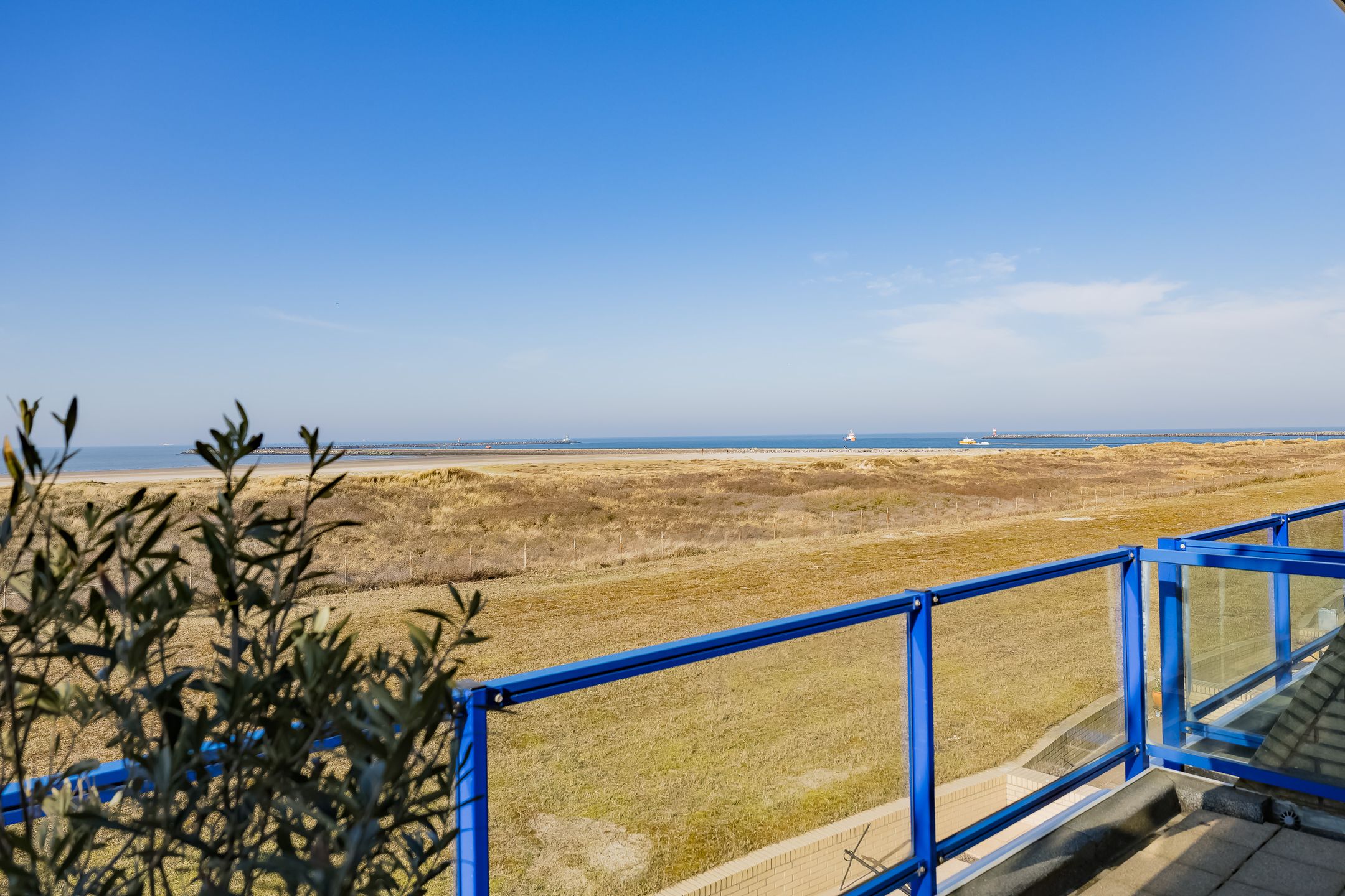 Very atmospheric 2-room apartment with magnificent view of beach, sea and pier — 23