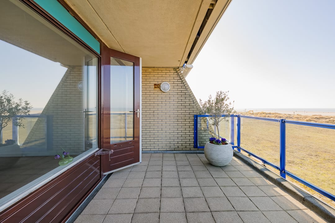 Very atmospheric 2-room apartment with magnificent view of beach, sea and pier — 25