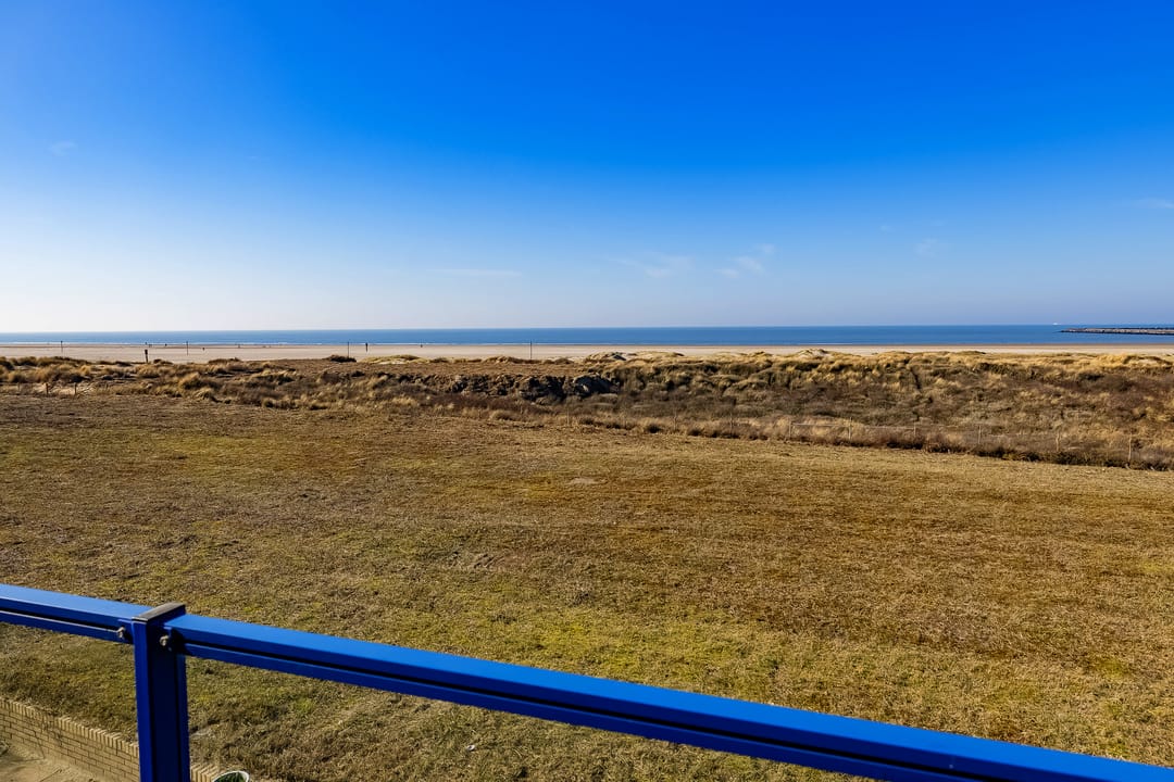 Very atmospheric 2-room apartment with magnificent view of beach, sea and pier — 26