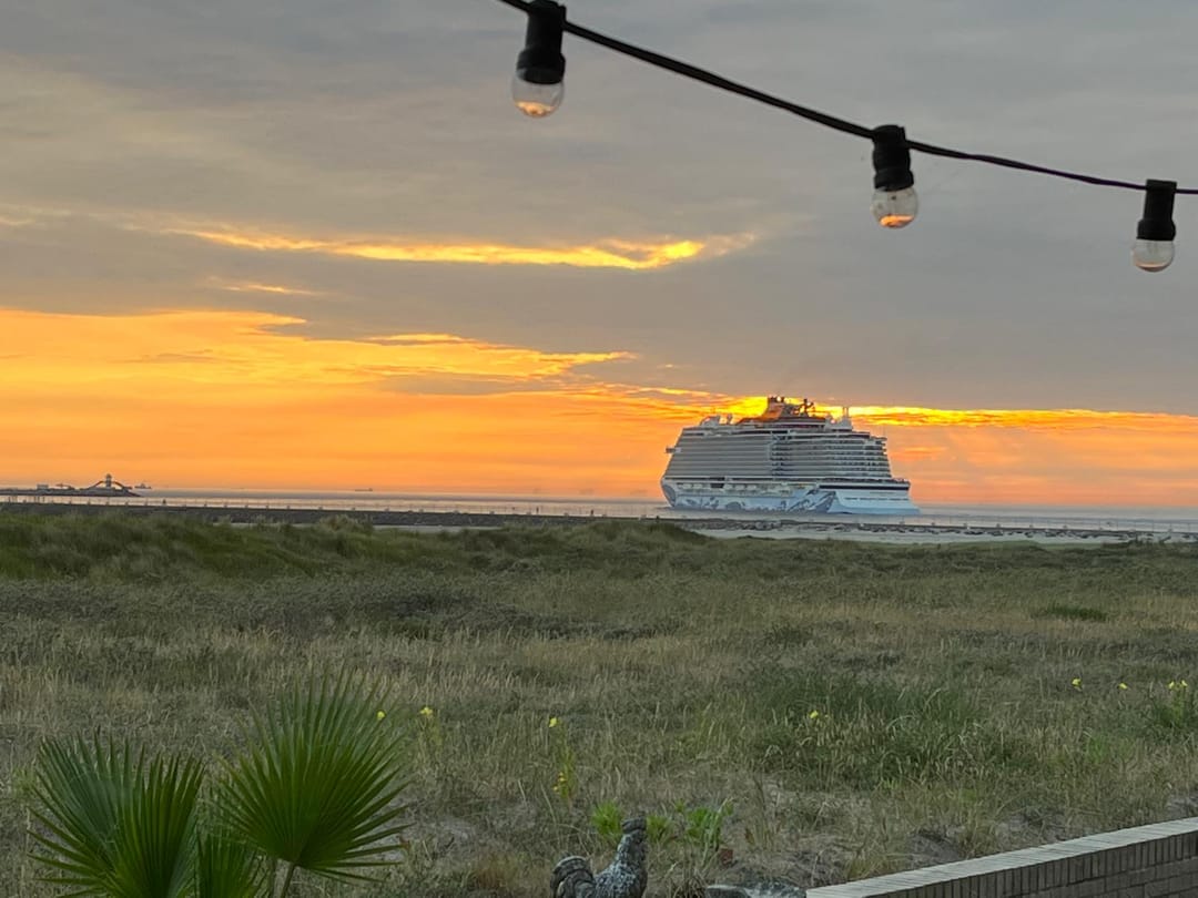 Very atmospheric 2-room apartment with magnificent view of beach, sea and pier — 34