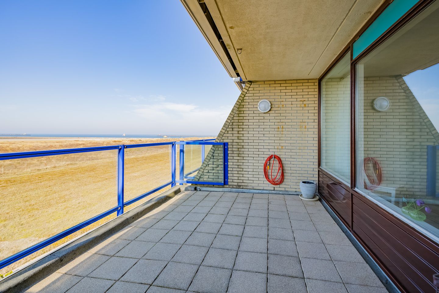 Very atmospheric 2-room apartment with magnificent view of beach, sea and pier — 24