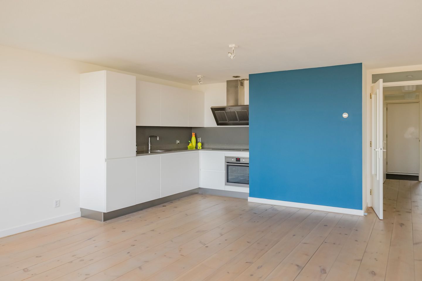 Very atmospheric 2-room apartment with magnificent view of beach, sea and pier — 18