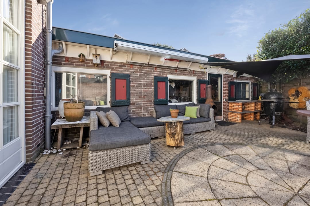 Spacious 1930s semi-detached house with deep backyard and garage — 14
