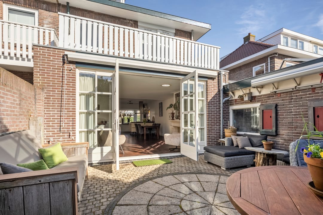 Spacious 1930s semi-detached house with deep backyard and garage — 20