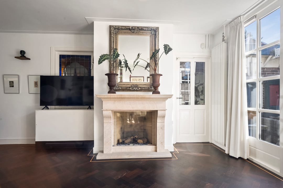 Spacious 1930s semi-detached house with deep backyard and garage — 23