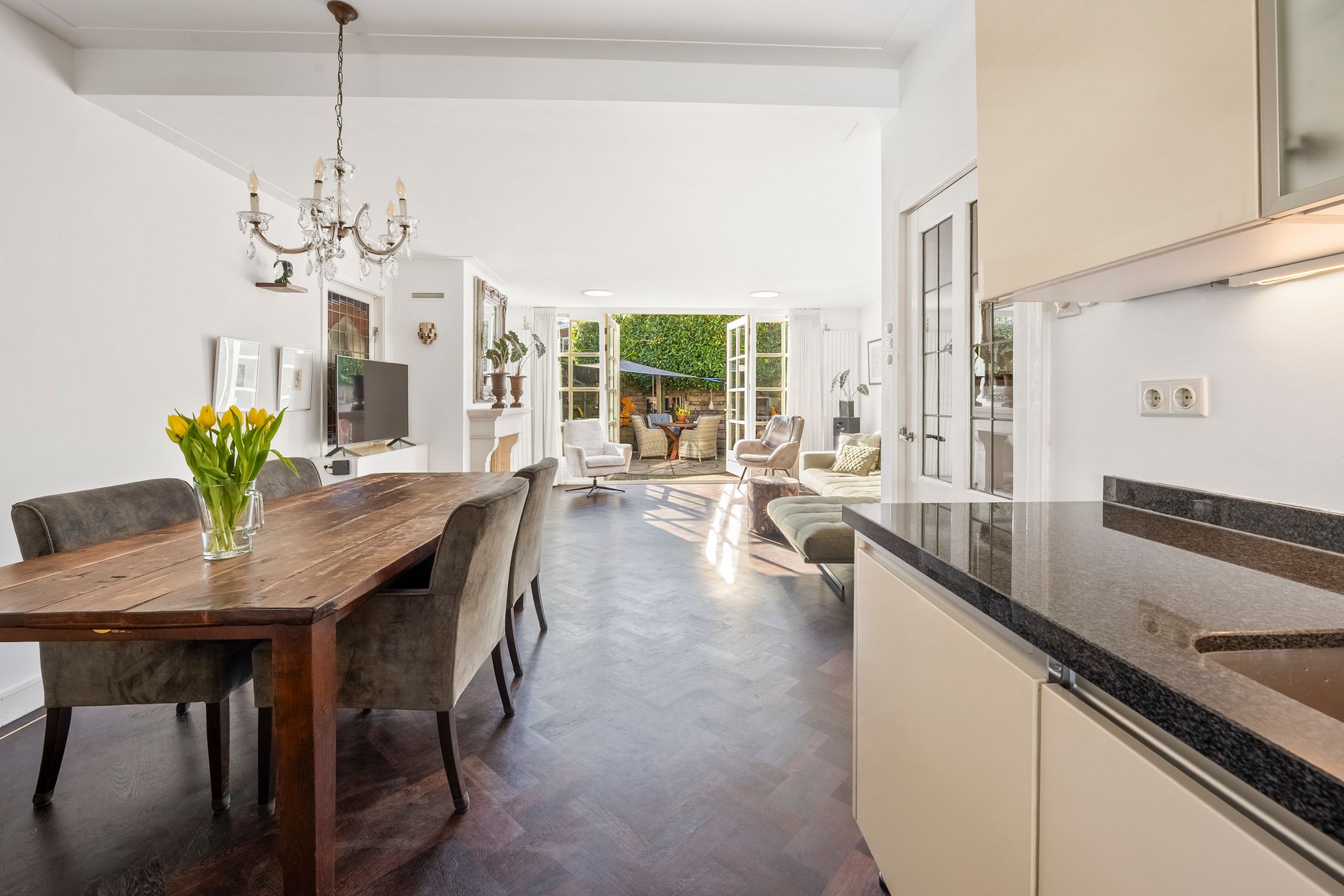 Spacious 1930s semi-detached house with deep backyard and garage — 32