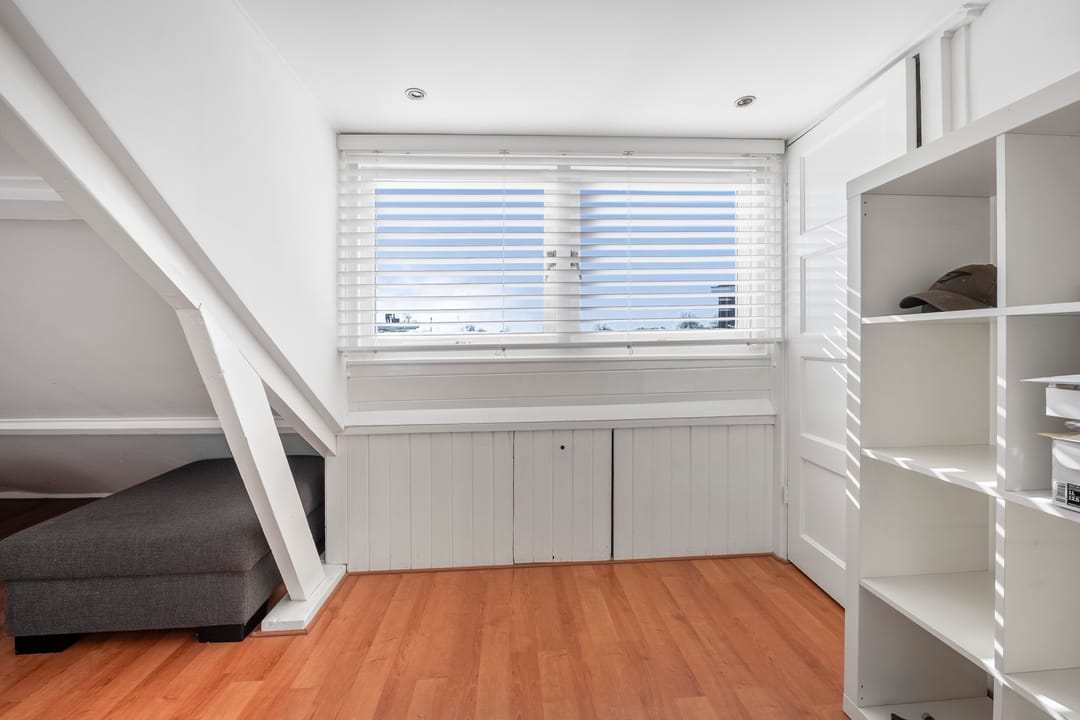 Spacious 1930s semi-detached house with deep backyard and garage — 53