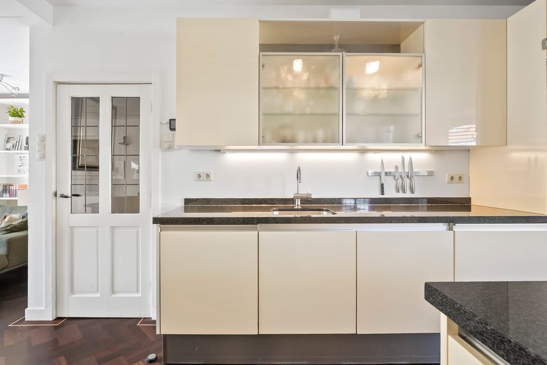 Spacious 1930s semi-detached house with deep backyard and garage — 27