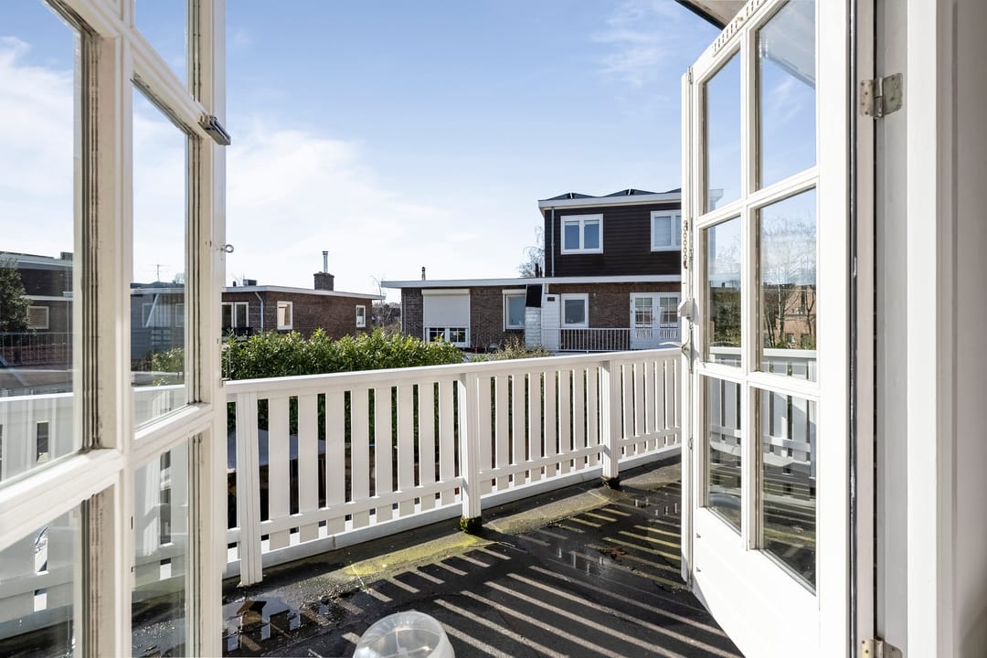 Spacious 1930s semi-detached house with deep backyard and garage — 45
