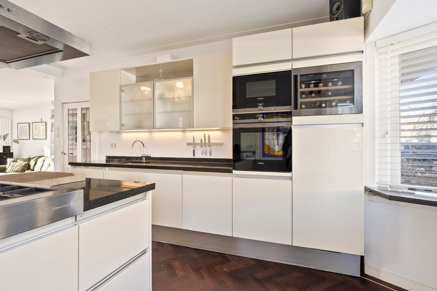 Spacious 1930s semi-detached house with deep backyard and garage — 30