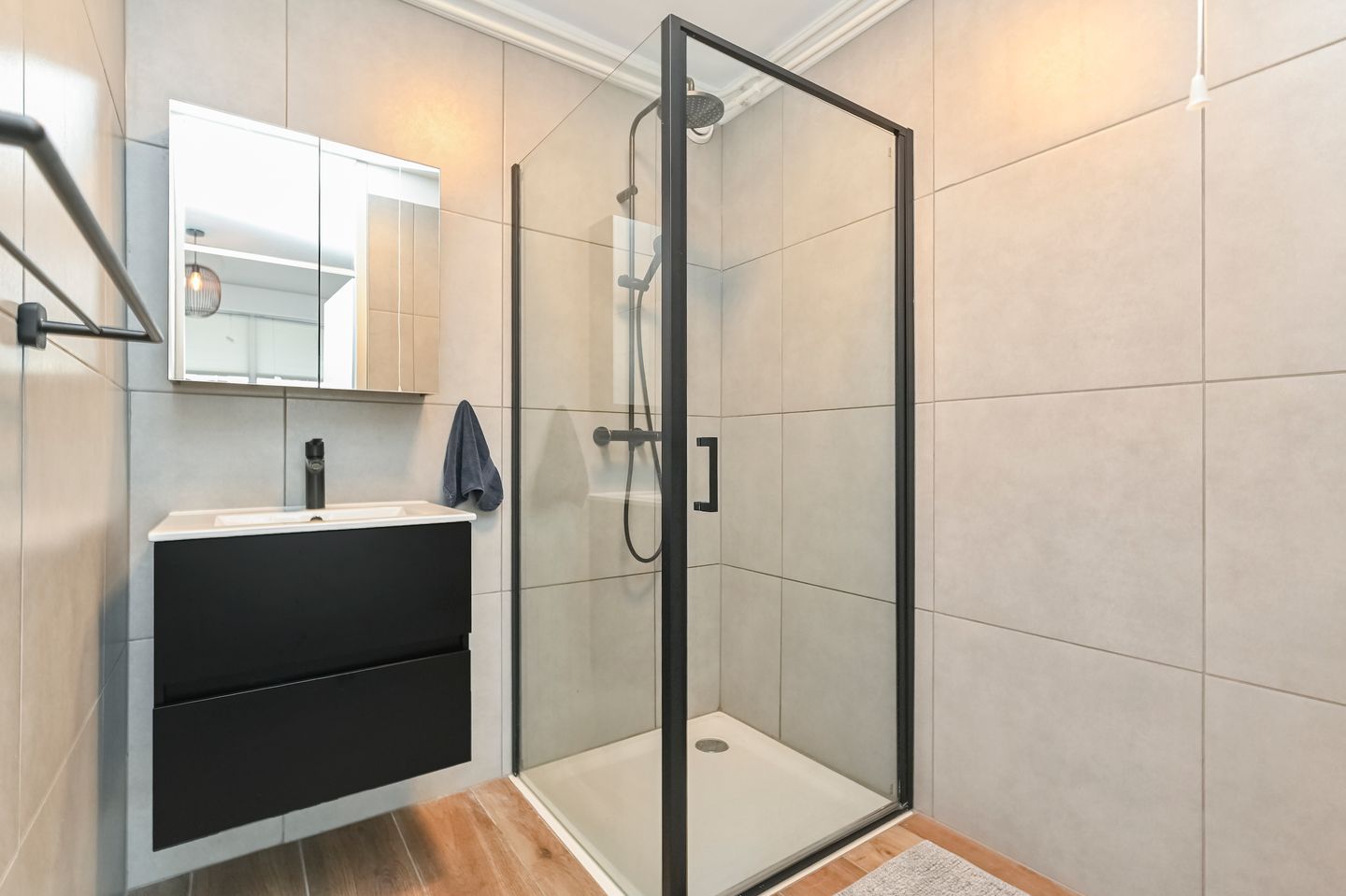 Photo 4 of Passage 56