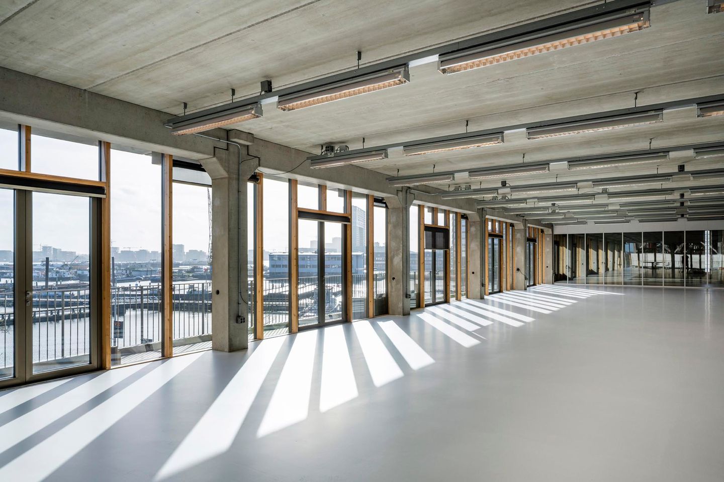 Bekijk foto 2 van Danzigerkade 9-A