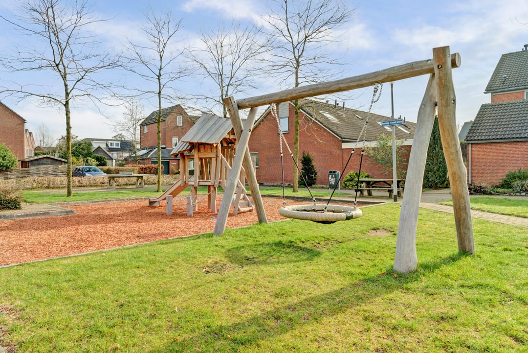 Spacious terraced house with 4 bedrooms near the center of Westervoort — 32
