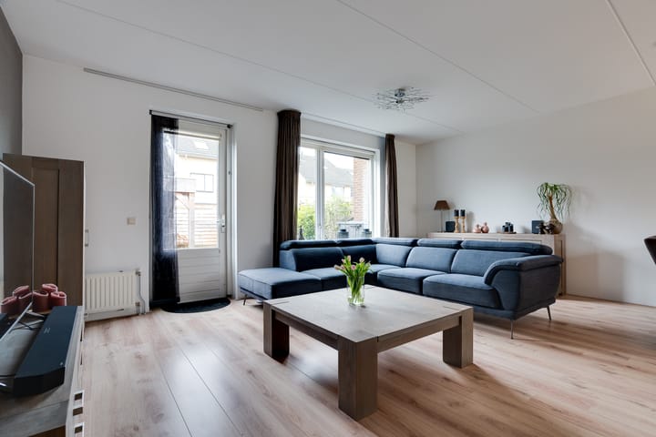 Photo 3 of Carry van Bruggenweg 9