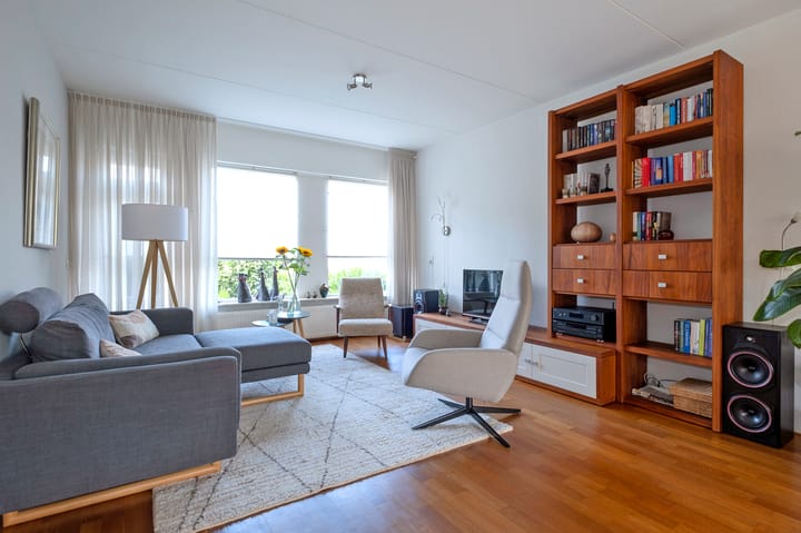 Photo 3 of De Made 3