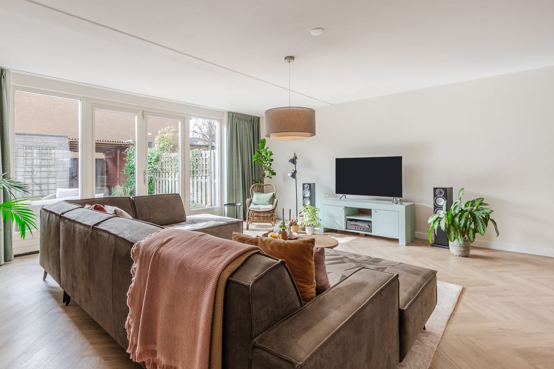 Spacious Move-in Ready Family Home with Sunny Garden in Nieuw-Vennep — 12