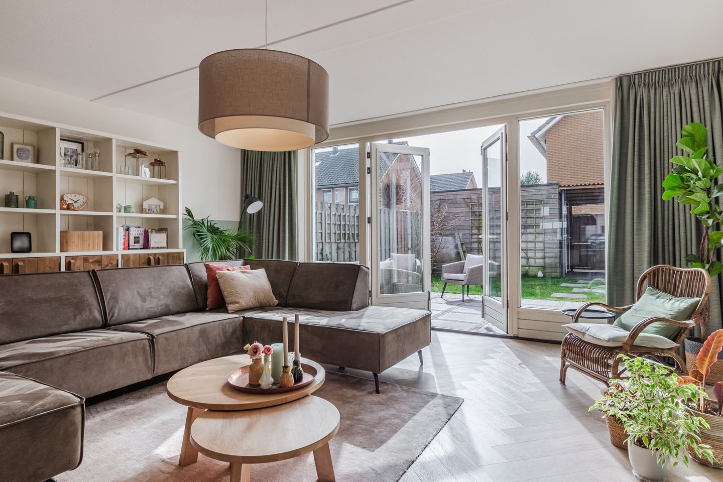 Spacious Move-in Ready Family Home with Sunny Garden in Nieuw-Vennep — 13