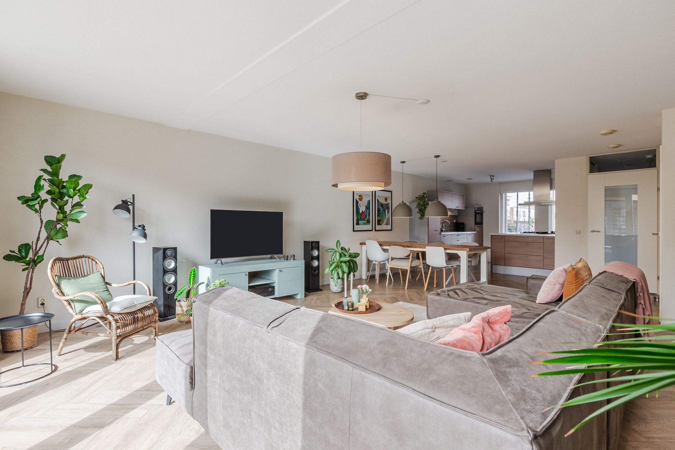 Spacious Move-in Ready Family Home with Sunny Garden in Nieuw-Vennep — 14