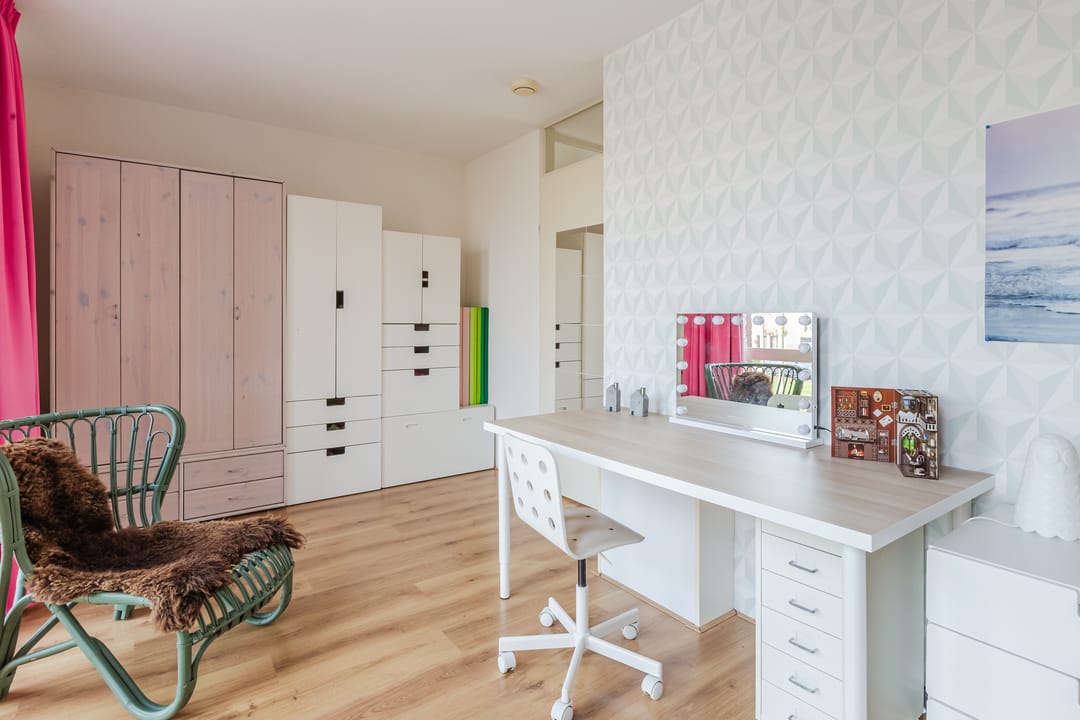 Spacious Move-in Ready Family Home with Sunny Garden in Nieuw-Vennep — 27