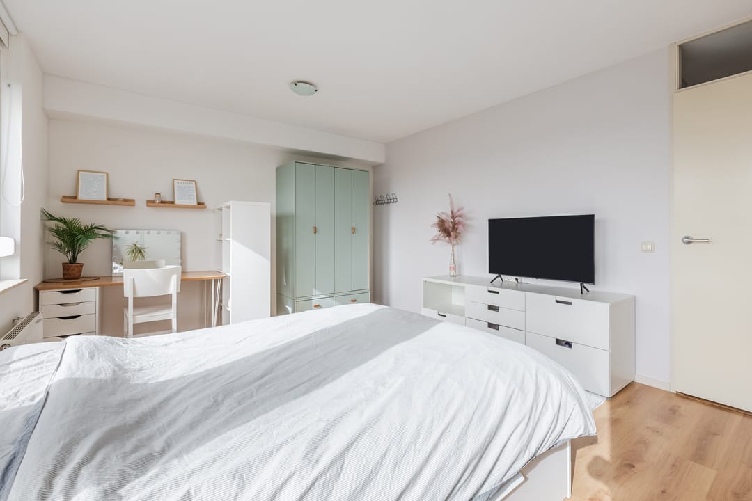 Spacious Move-in Ready Family Home with Sunny Garden in Nieuw-Vennep — 36