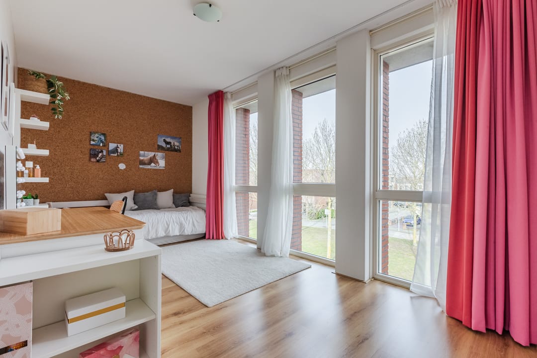 Spacious Move-in Ready Family Home with Sunny Garden in Nieuw-Vennep — 40