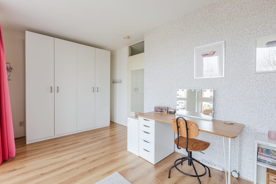 Spacious Move-in Ready Family Home with Sunny Garden in Nieuw-Vennep — 42