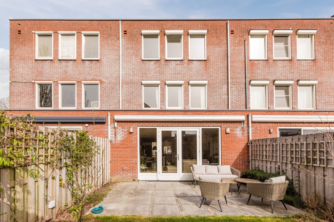 Spacious Move-in Ready Family Home with Sunny Garden in Nieuw-Vennep — 45