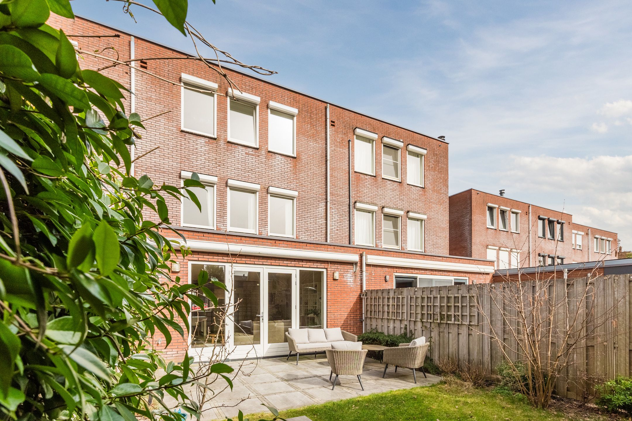 Spacious Move-in Ready Family Home with Sunny Garden in Nieuw-Vennep — 46