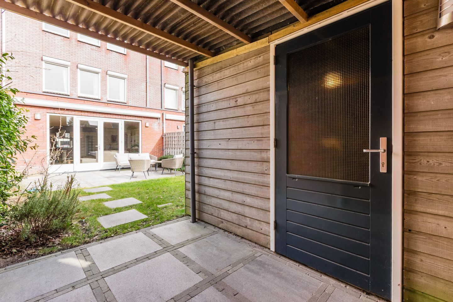 Spacious Move-in Ready Family Home with Sunny Garden in Nieuw-Vennep — 48